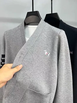 High-end značky klasické prekladané pletený sveter jeseň nový kórejský šatkou šteňa výšivky pletený sveter módne pánske kabát