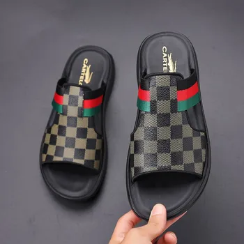 Letné pánskej módy papuče nosenie 2023 nové mládež kórejská verzia trend bežné proti sklzu sandále